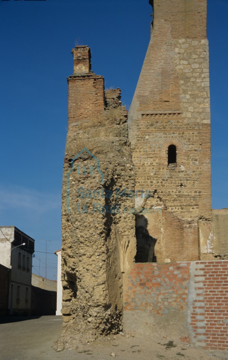 Restos de la antigua muralla aprovechados como muro occidental de la iglesia