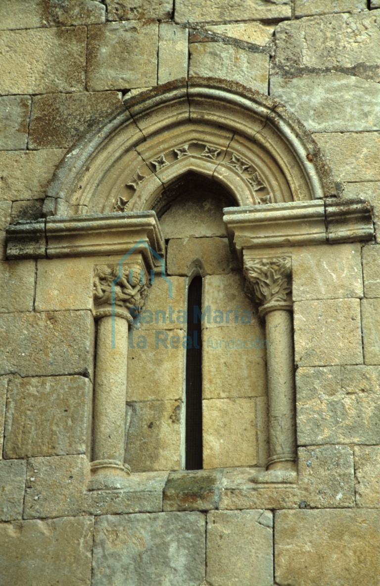 Ventana en la cabecera de la nave septentrional