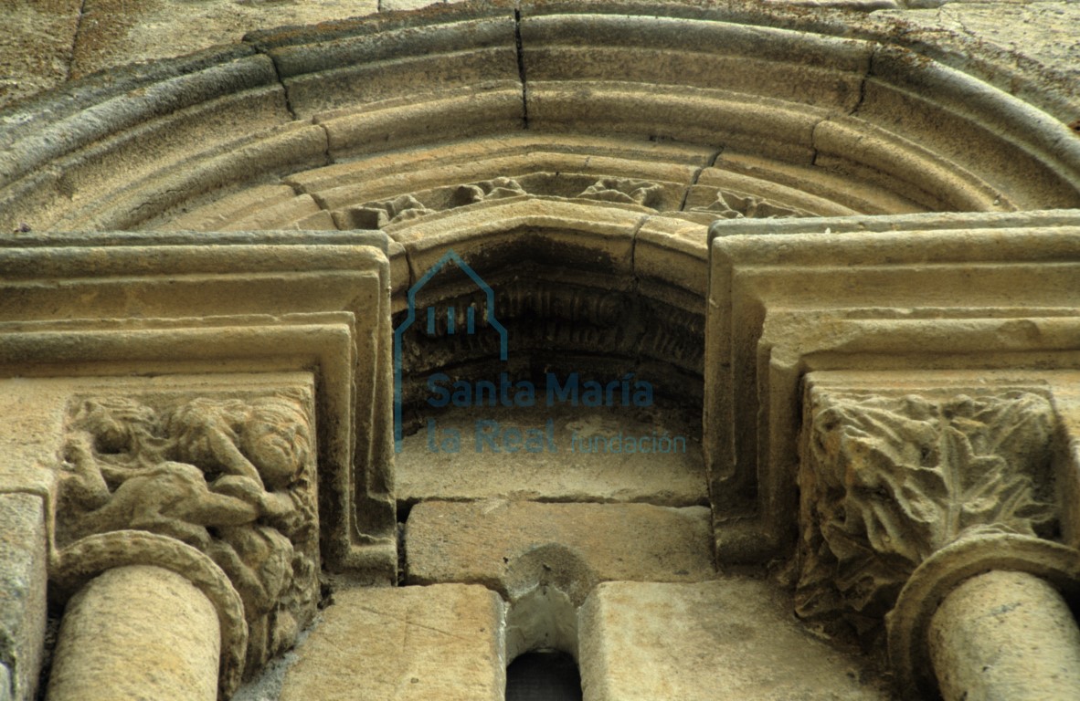 Detalle de los capiteles de la ventana de la cabecera de la nave septentrional