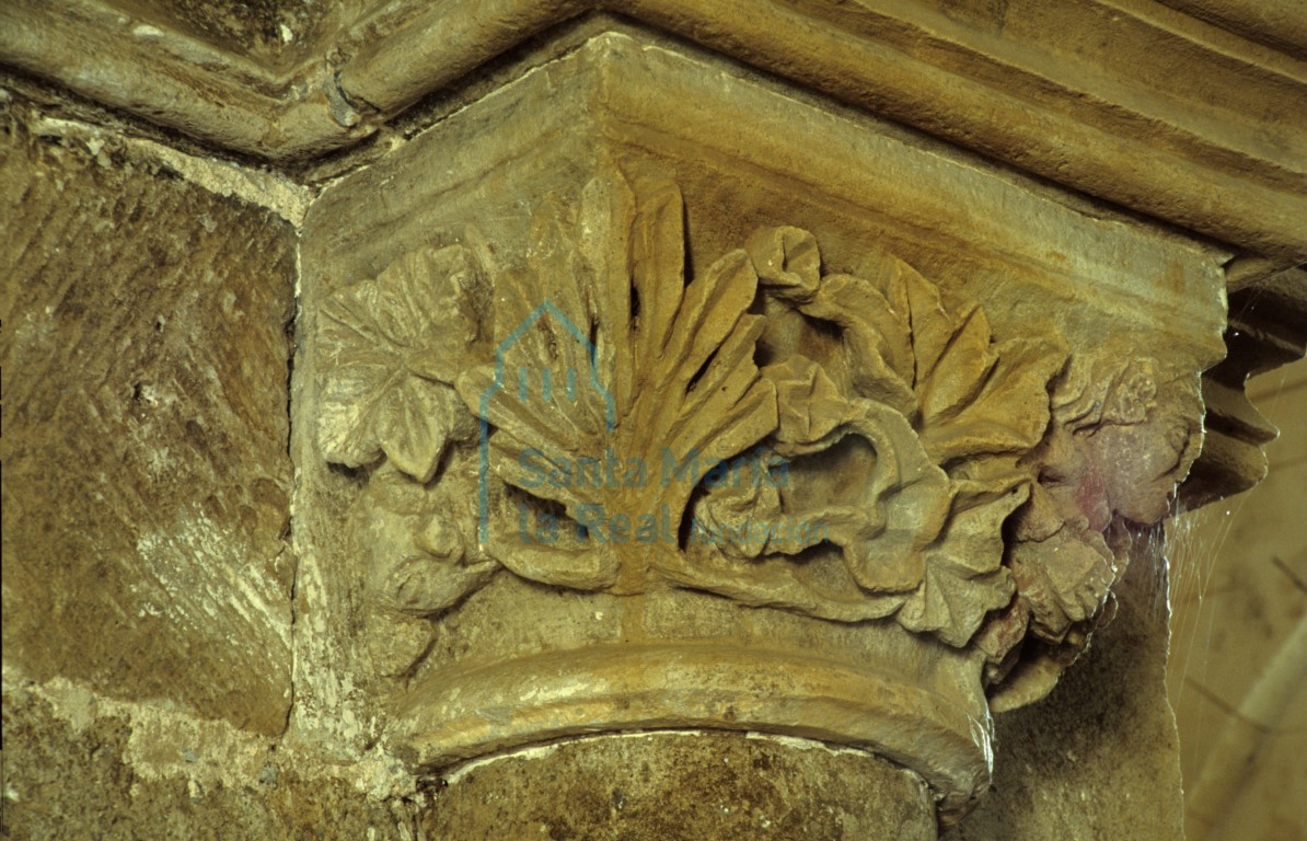 Detalle de la decoración de un capitel