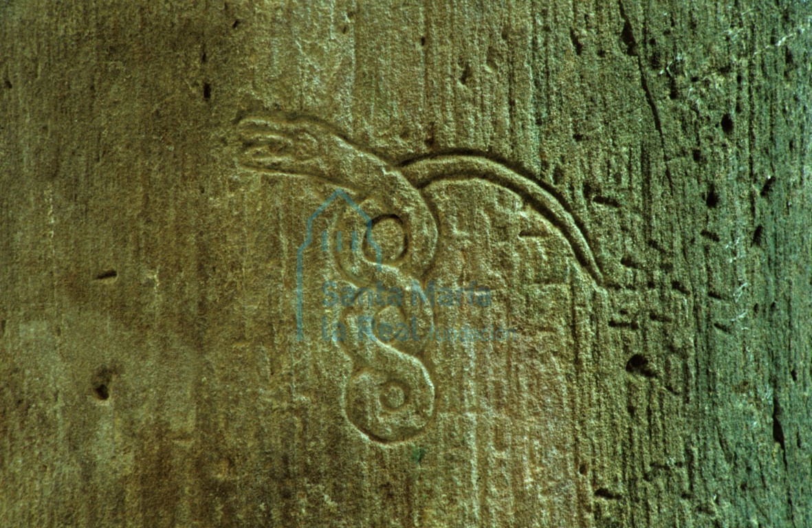 Serpiente grabada en las columnas de la nave de la iglesia