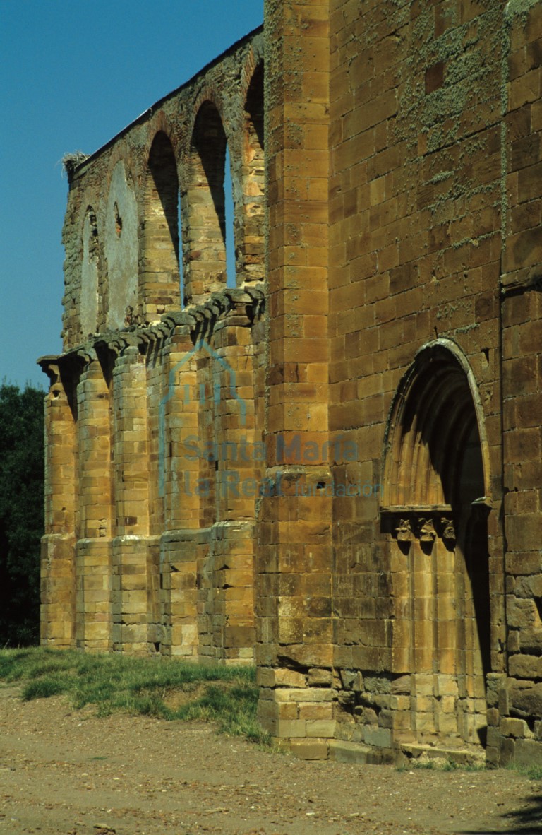 Fachada meridional de la iglesia vista desde el sureste