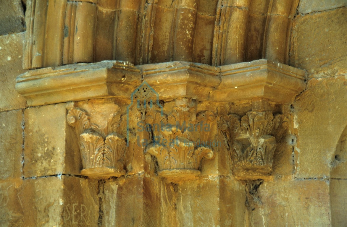 Detalle de los capiteles del lado izquierdo de la portada meridional