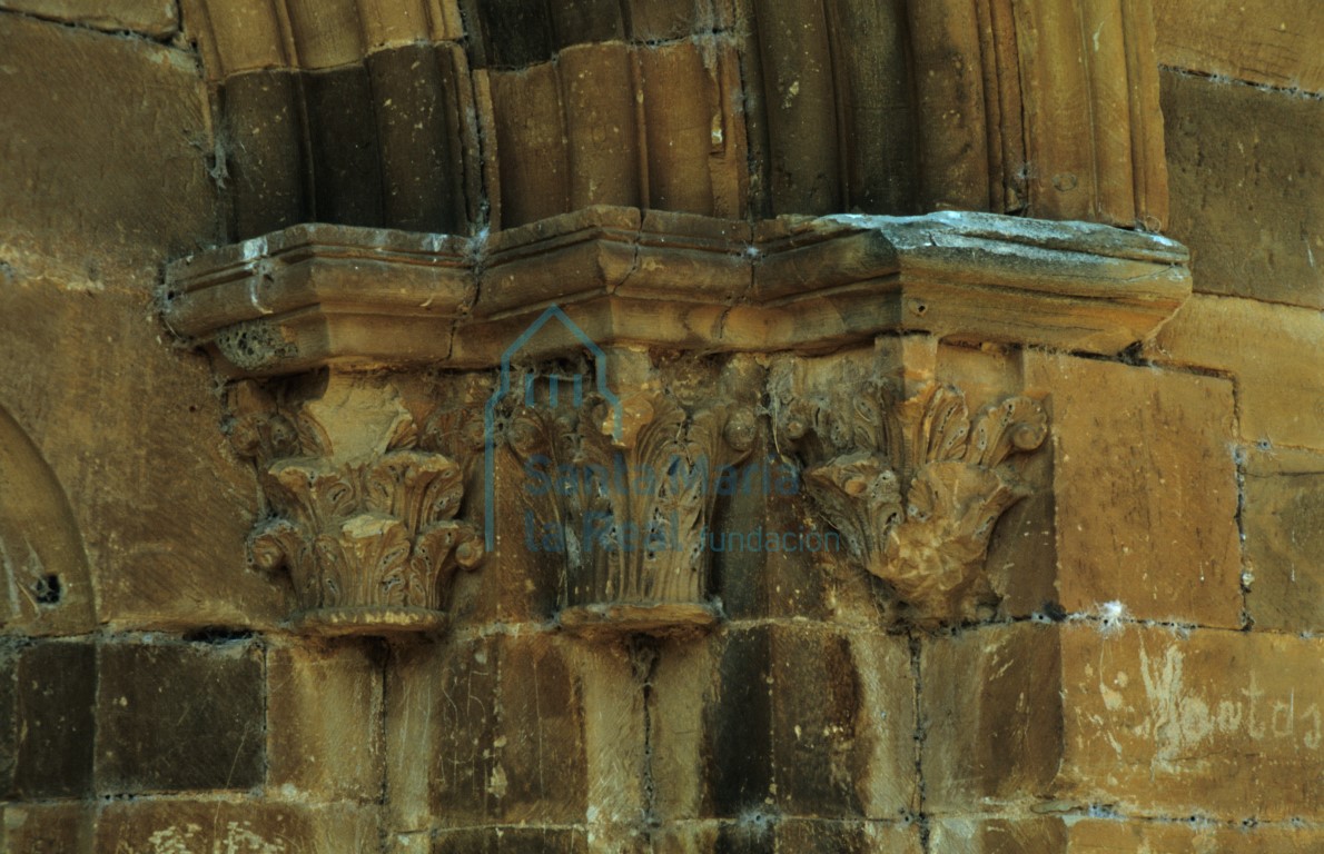 Detalle de los capiteles del lado derecho de la portada meridional