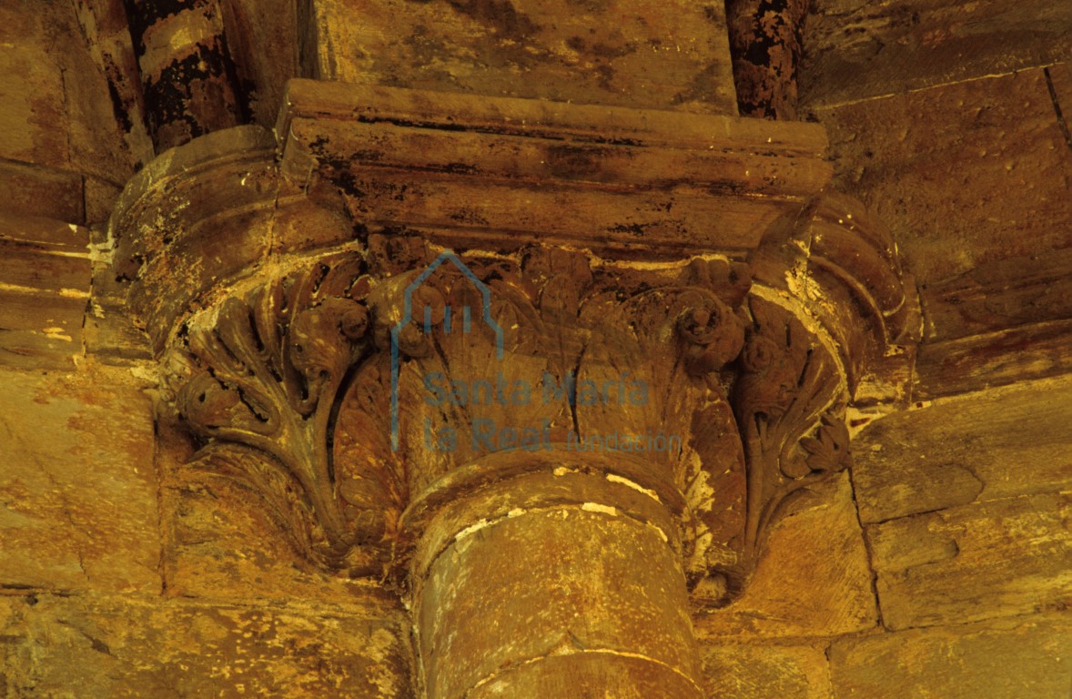 Detalle de un capitel en las columnas de la girola