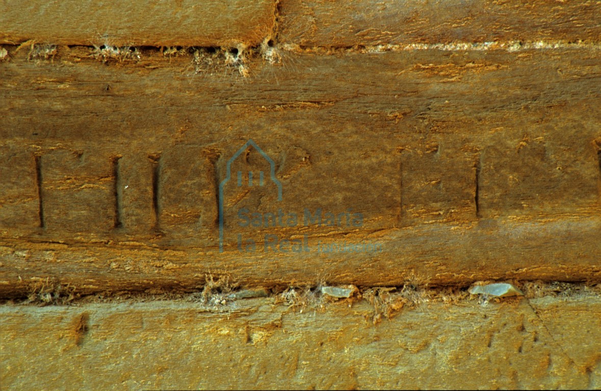 Detalle de la inscripción localizada en el muro septentrional del capítulo
