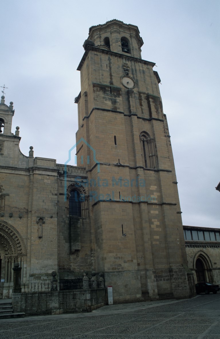 Cara norte de la torre de la colegiata