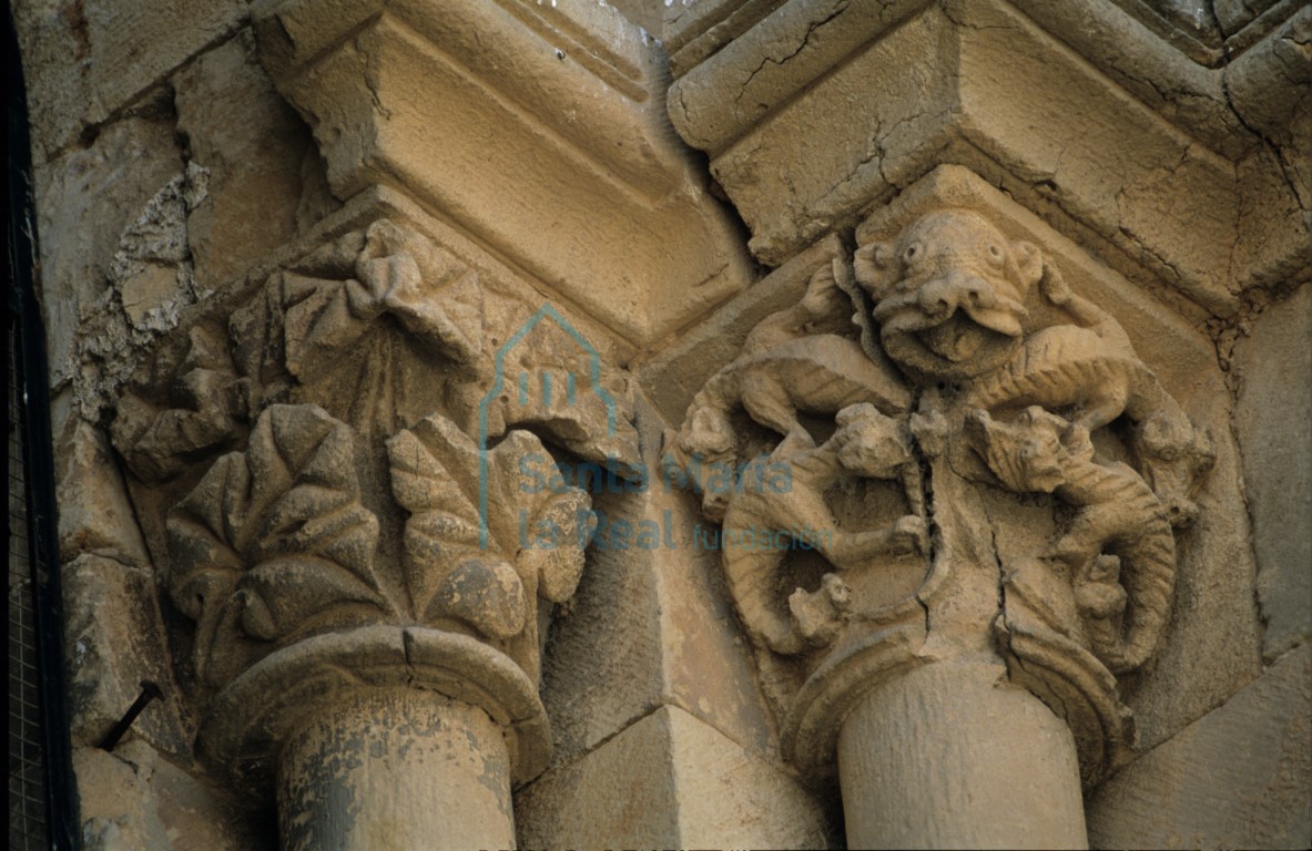 Detalle de los capiteles de la ventana situada al oeste de la portada septentrional