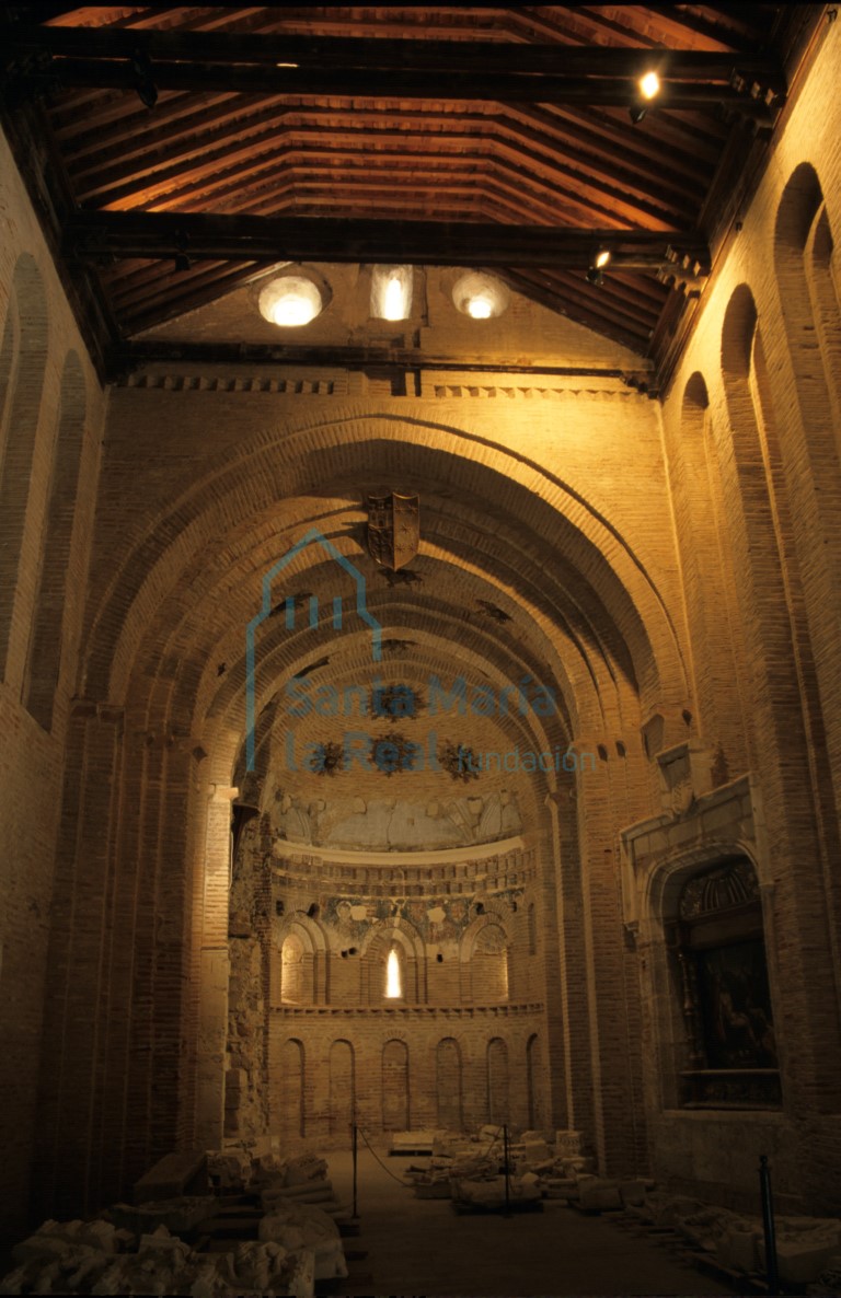 Interior de la iglesia hacia la cabecera