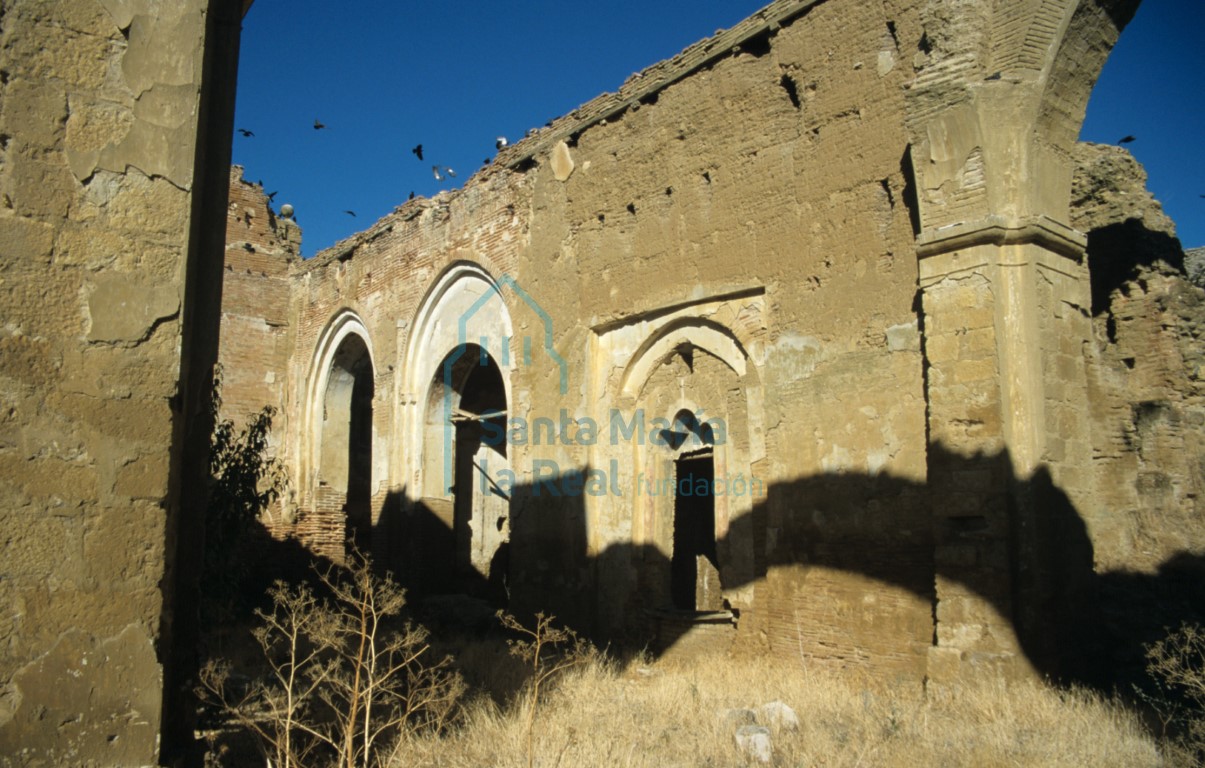 Vista general del muro septentrional en el interior del monasterio