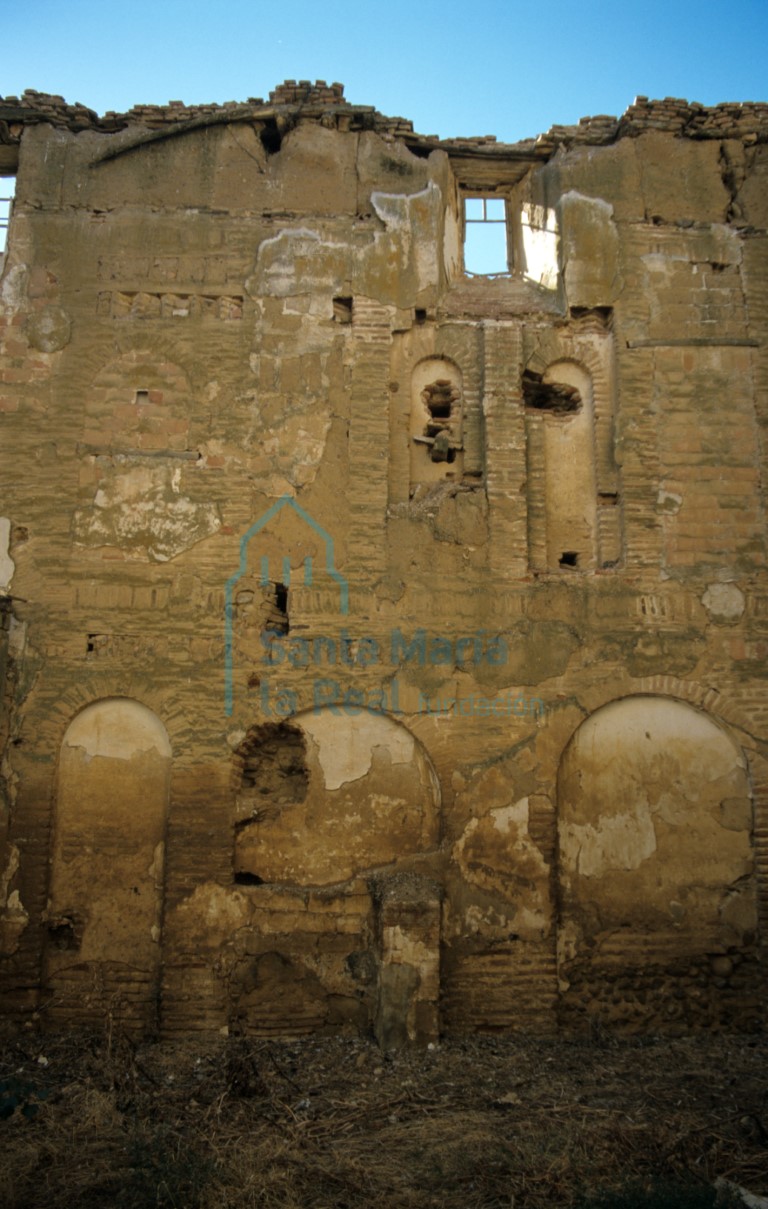 Detalle del muro meridional en el interior del monasterio