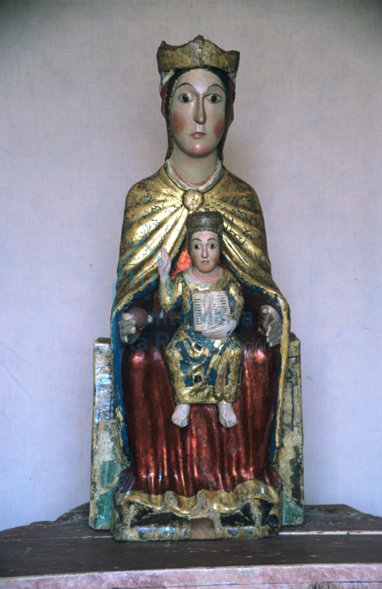 Vista frontal de la Virgen con el Niño