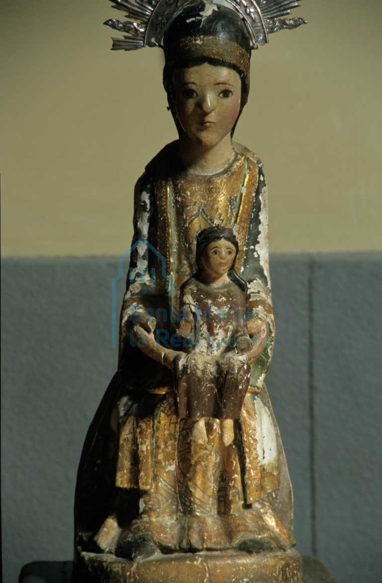 Vista frontal de la imagen de La Virgen y Santa Ana