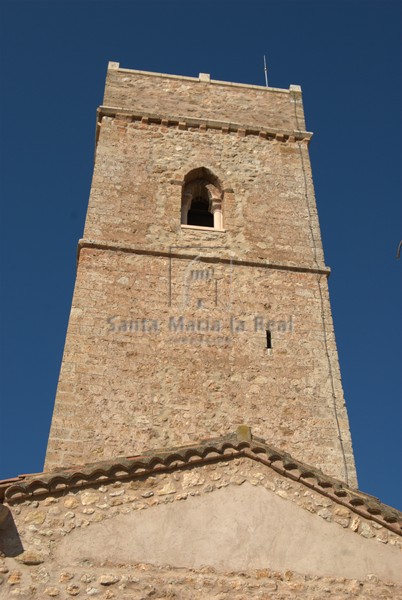 Vista de la torre campanario