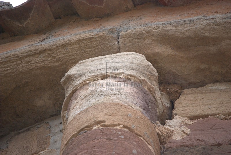 Detalle de una de las columnas del ábside