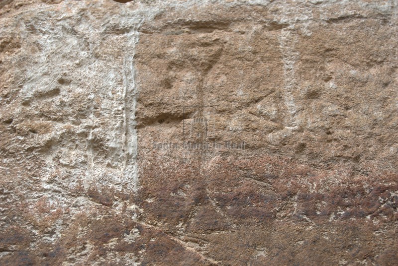 Marca de cantero en la parte baja del muro norte del presbiterio