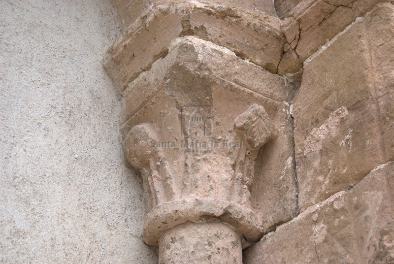 Capitel de una de las ventanas del muro sur