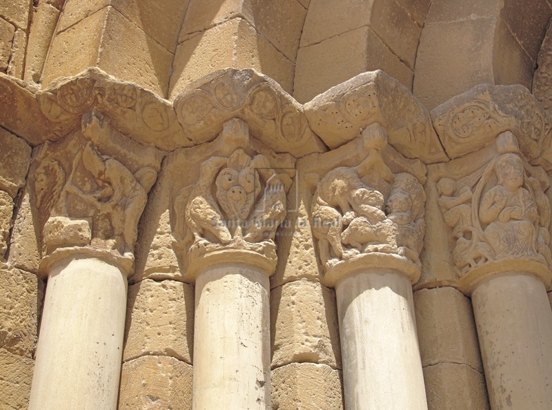 Capiteles del lado de la izquierda de la portada oeste
