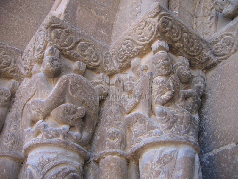 Grupo de capiteles del lado izquierdo de la portada sur
