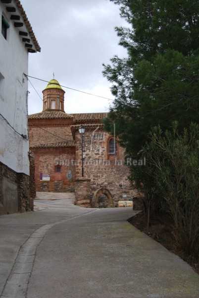 Vista parcial del templo y arco trasladado de la ermita de San Miguel