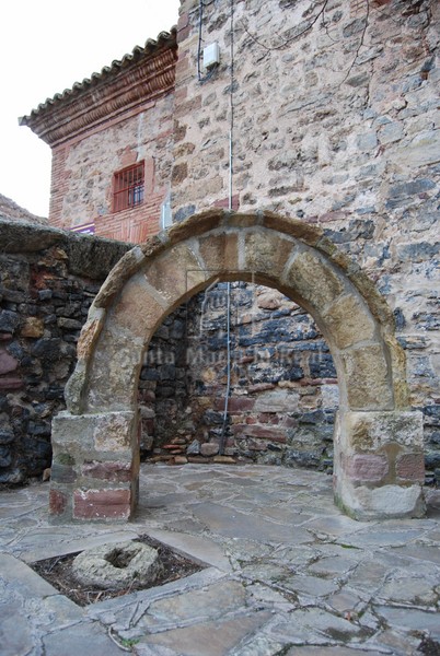 Arco de la portada de la ermita de San Miguel trasladado junto a la iglesia de Ntra. Sra. de los Reyes