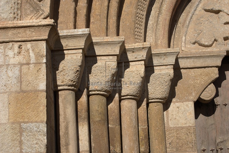 Grupo de columnas del lado oeste de la portada sur
