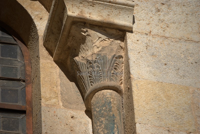 Detalle de un capitel de la ventana sur del presbiterio