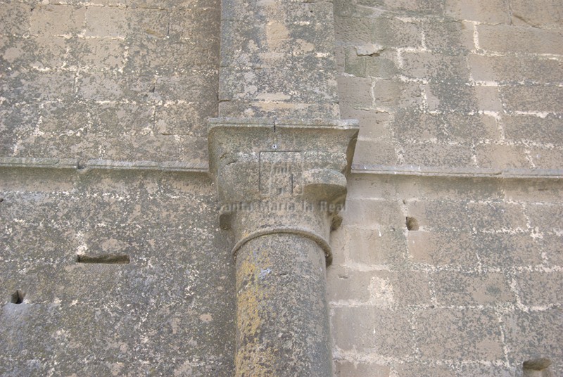 Detalle de columna adosada en el muro sur