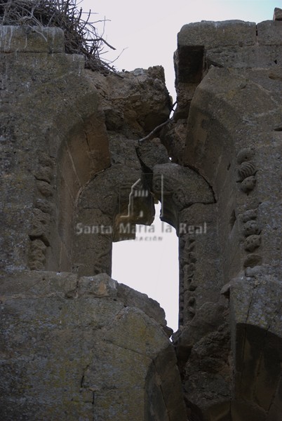 Ventana de arco doblado de medio punto en el muro occidental vista desde el interior