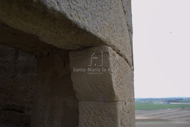 Detalle de la puerta de la torre meridional
