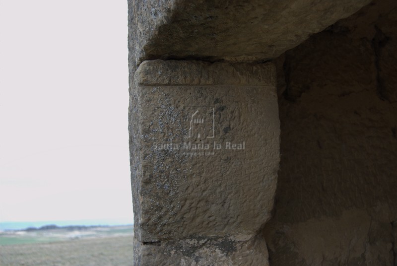 Detalle de la puerta de la torre meridional