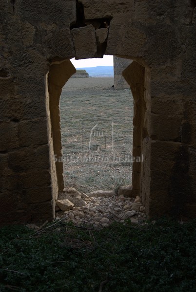Vista de la puerta de la torre septentrional desde el interior