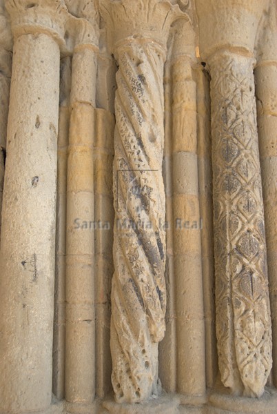 Grupo de columnas del lado oriental de la portada sur