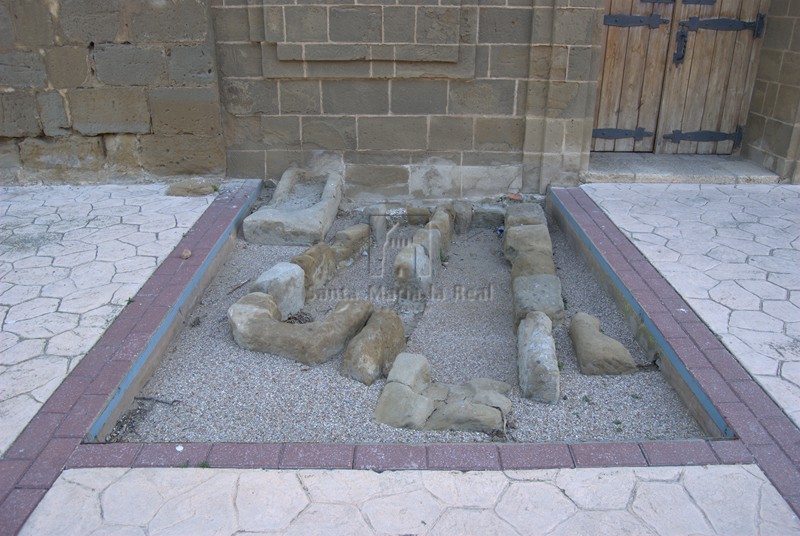 Restos de sepulturas medievales a los pies de la fachada de poniente