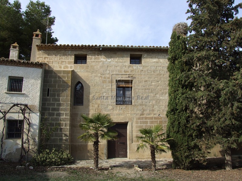 Vista del muro sur de la ermita de Nuestra Señora de Añesa