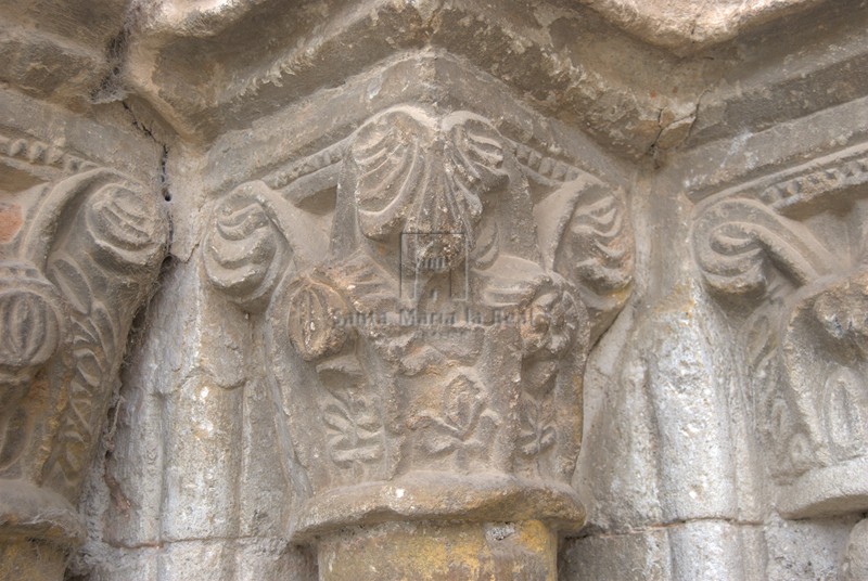 Capitel central del lado oriental de la portada norte