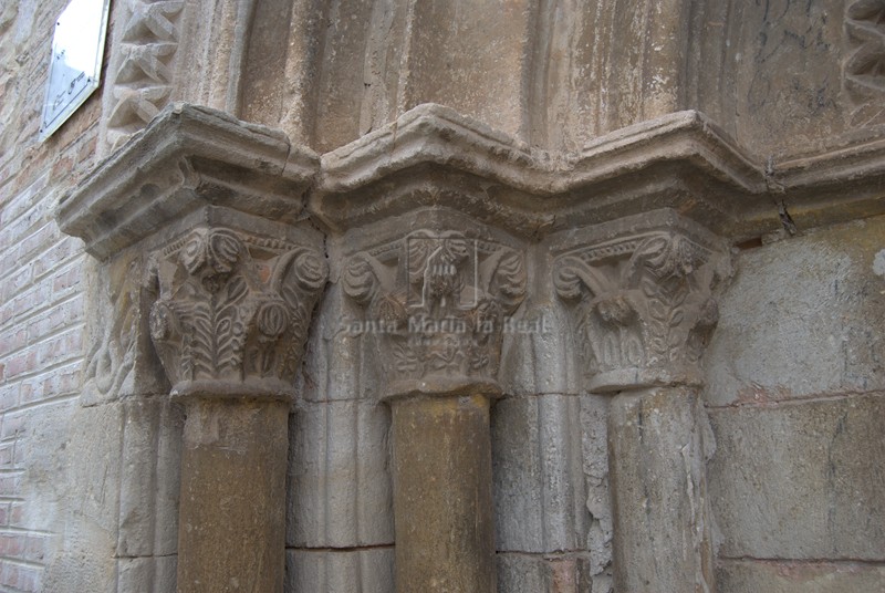 Grupo de capiteles del lado oriental de la portada norte
