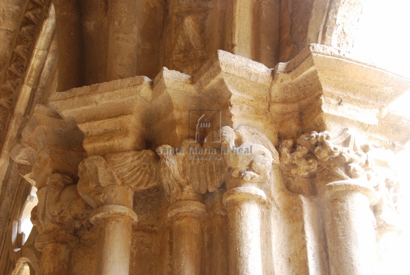 Columnas adosadas al lado de la arcada que abre al claustro