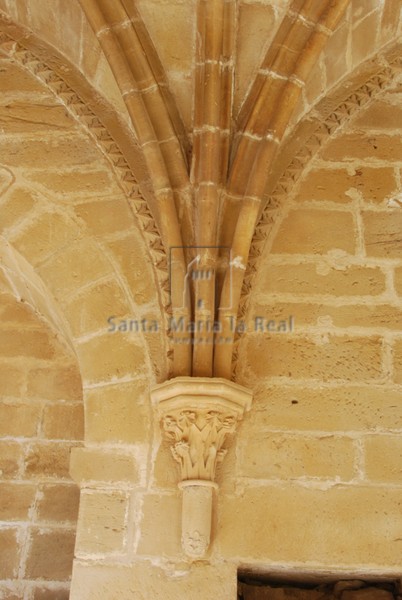 Detalle de capitel en cul de lamp en el claustro