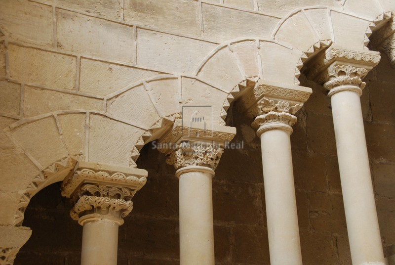 Detalle de los arcos rampantes de la escalera abierta hacia el púlpito del refectorio