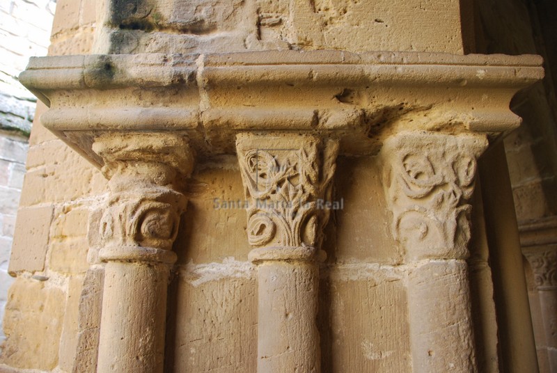 Grupo de columnas adosadas del lavatorio
