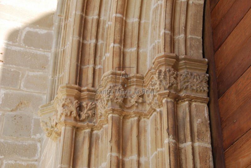 Detalle de los capiteles de la portada occidental de la iglesia