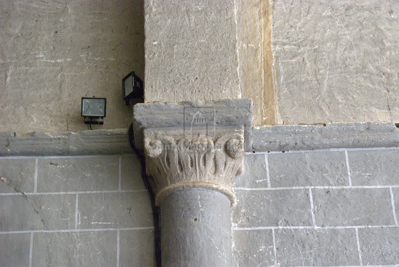 Columna adosada de la nave que recoge el fajón de la bóveda