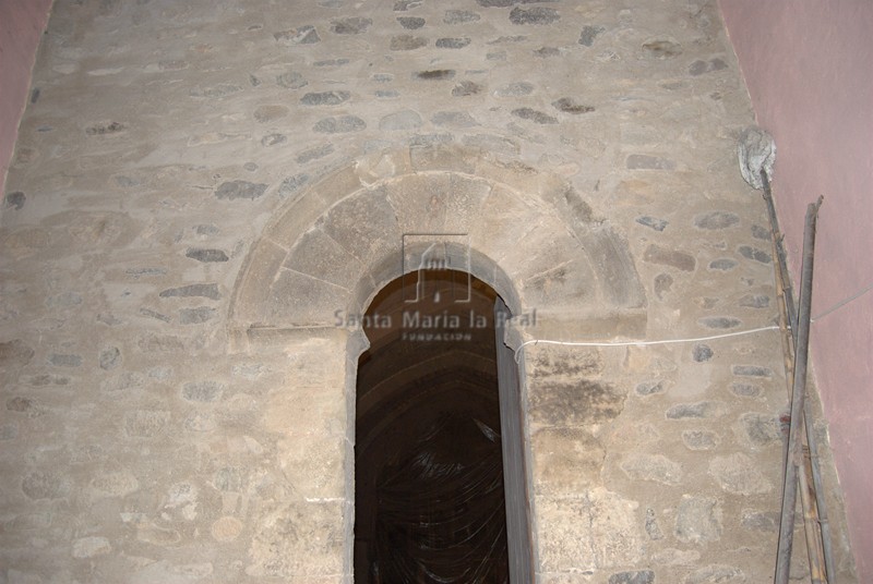 Puerta que comunica la torre con la nave del templo