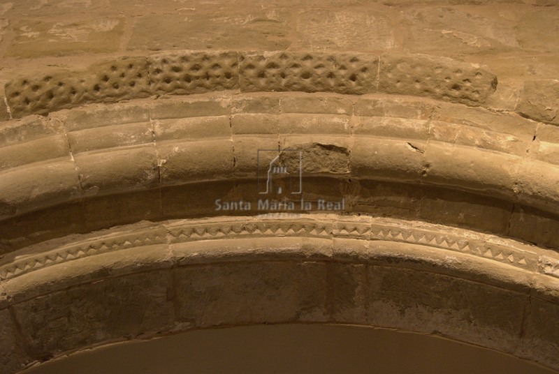 Detalle de la chambrana y arquivolta de la portada románica
