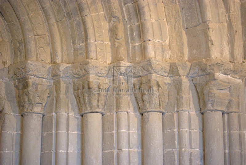 Grupo de columnas y capiteles de la portada occidental