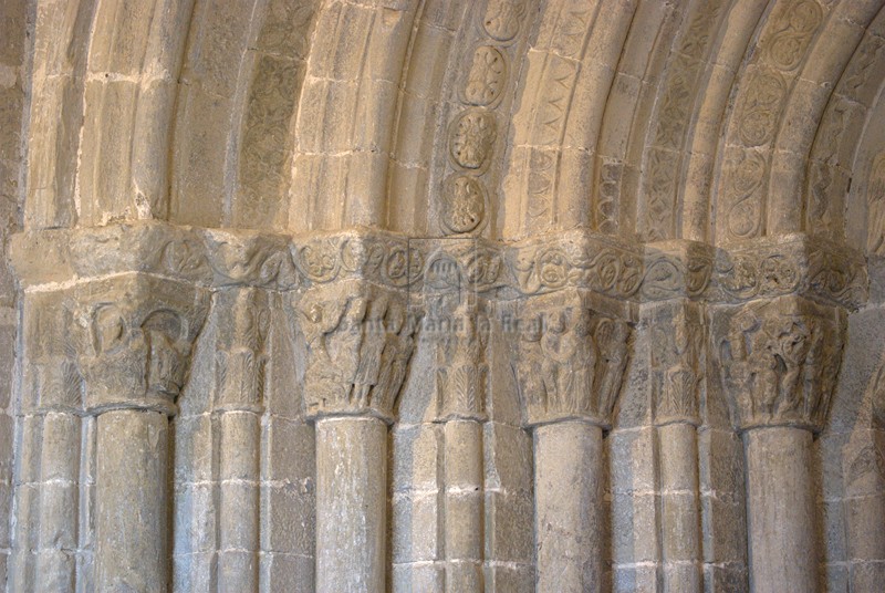 Grupo de columnas y capiteles de la portada occidental
