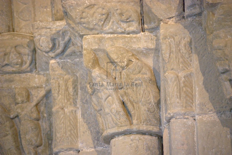 Detalle del capitel de la Epifanía, de la portada occidental