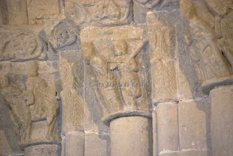 Detalle del capitel de la Visita de los Magos a Herodes, en la portada occidental
