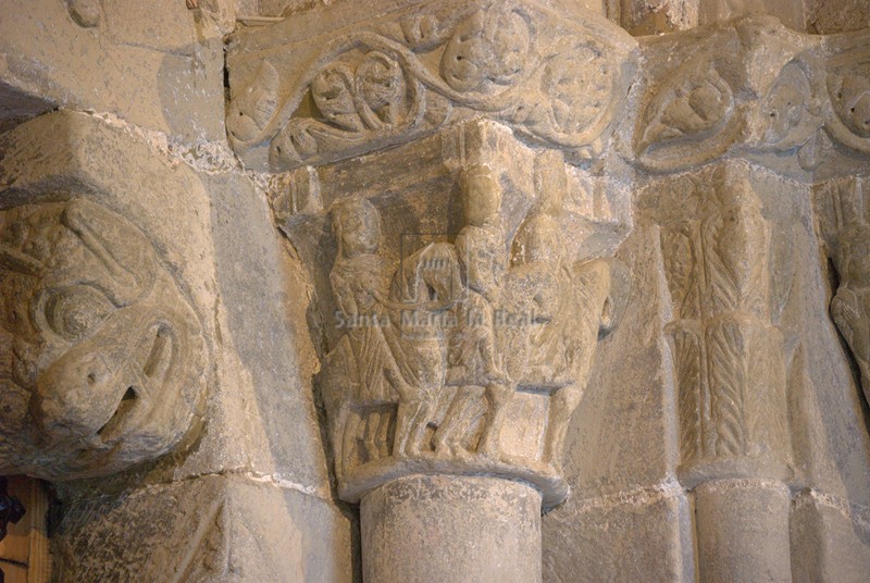Capitel de los Reyes Magos Camino de Belén, en la portada occidental